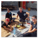 Eine Gruppe beim Aperitif in der Planuarhütte