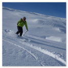 Skiabfahrt im Pulverschnee auf der Skitour Gritlisbord