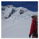 Gletscherabfahrt mit Skis