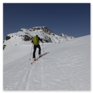 Ein Skitourenfahrer im Aufstieg zur Marenegg