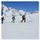 Eine Dreiergruppe von Skitourenfahrern zieht ihre Spur hoch zur Marenegg.