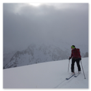 Eine Skitourengängerin im Aufstieg zur Plüschhöhe.