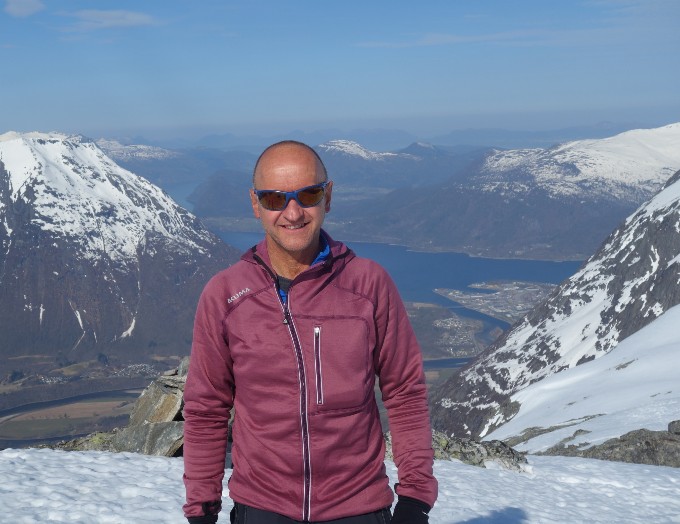 Bergfuehrer Thomas Pfenninger mit Sonnebrille und rotem Hoodie.