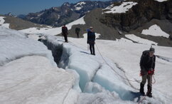 Vierer-Seilschaft auf dem Claridengletscher.