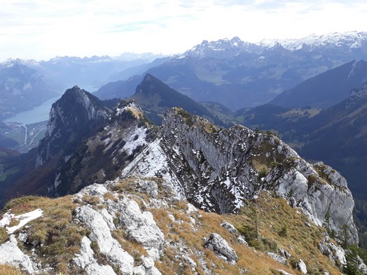Felsiger, langgezogener Grat mit Gras durchsetzt.