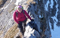 Eine Person im Aufstieg zum Schiberg.