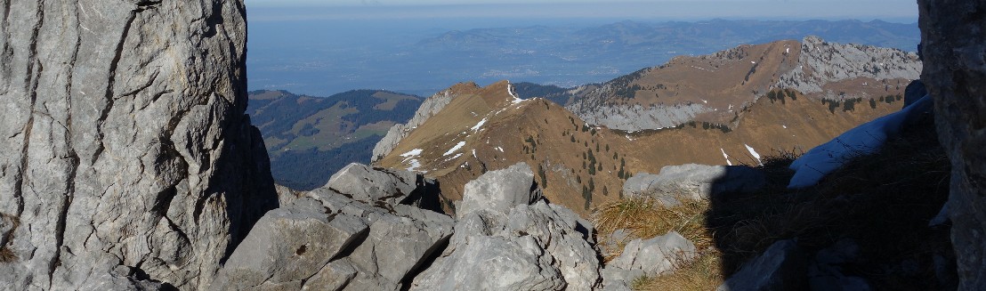 Ausblick durch eine Felsscharte zum Zuerichsee.