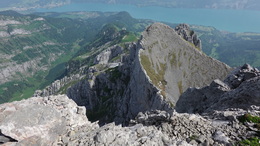 Felsgrat am Muertschenstock, dahinter der Walensee.