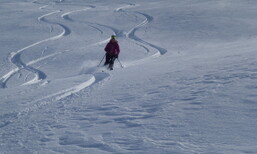 Eine Skitourenfahrerin bei der Abfahrt vom Gritlisbord