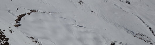 Ein Gleitschneeriss in einem Schneehang