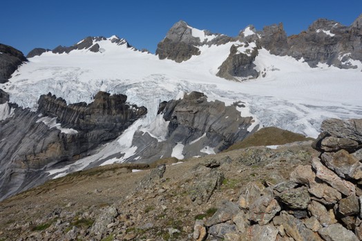 Der schneebedeckte Claridenfirn aus weiter Distanz.