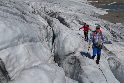 Eine Seilschaft zwischen den Gletscherspalten auf dem Claridengletscher.