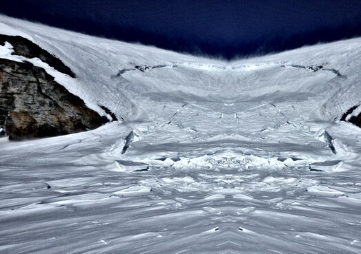 Schneebrettlawine zwischen zwei Felsen