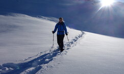 Eine Person auf Schneeschuhen