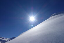 Sonnige Schneeflanke am Brüschbüchel.