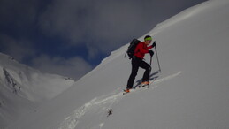 Eine Skitourengängerin im Aufstieg
