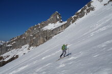 Eine Skitourengaengerin im steilen Gelaende am Glaernisch.